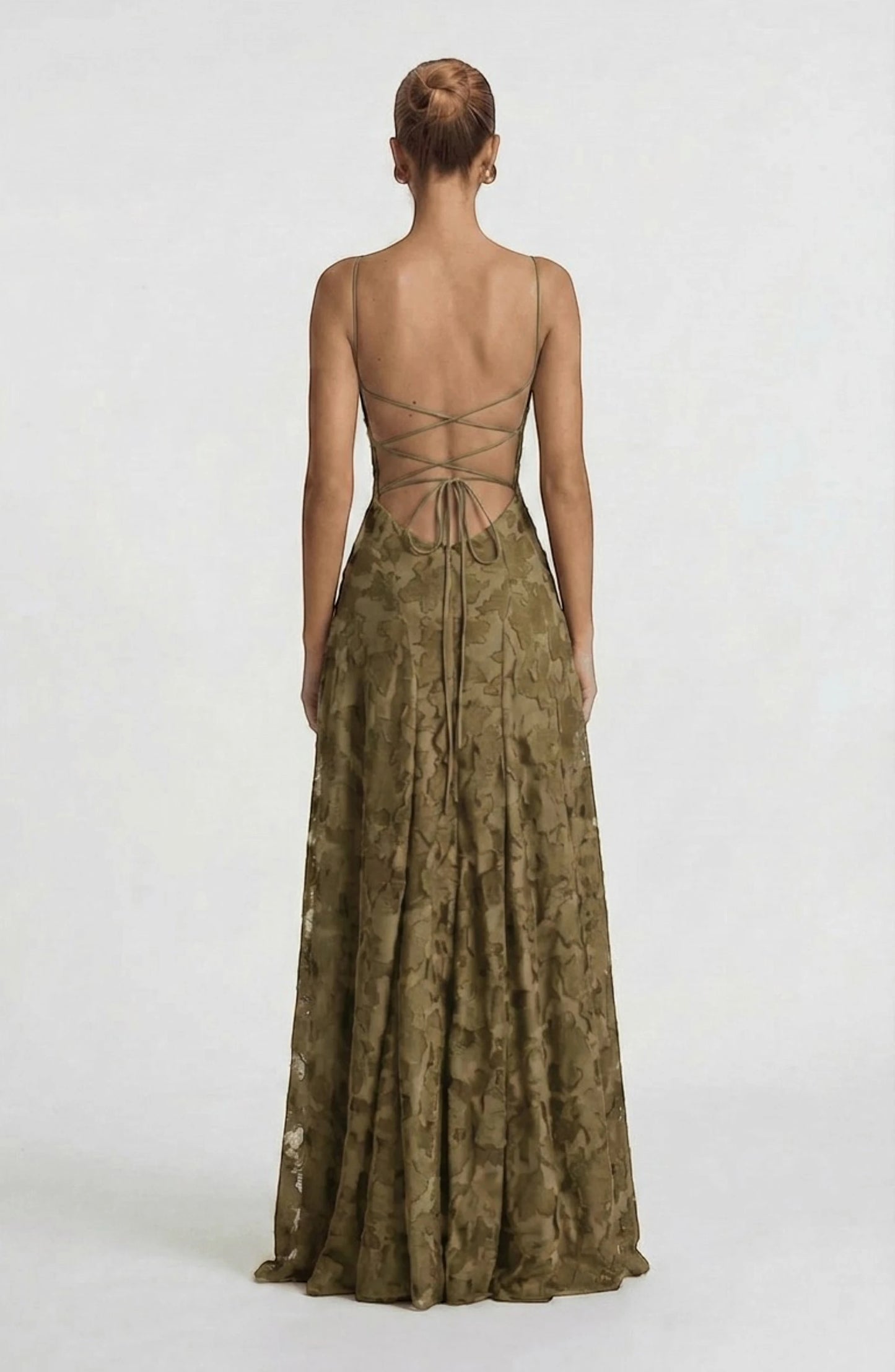 LORVENES sexy flowy bridal dress with lace details and a flowing train, perfect for a romantic wedding or special occasion.