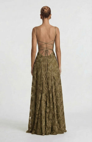 LORVENES sexy flowy bridal dress with lace details and a flowing train, perfect for a romantic wedding or special occasion.
