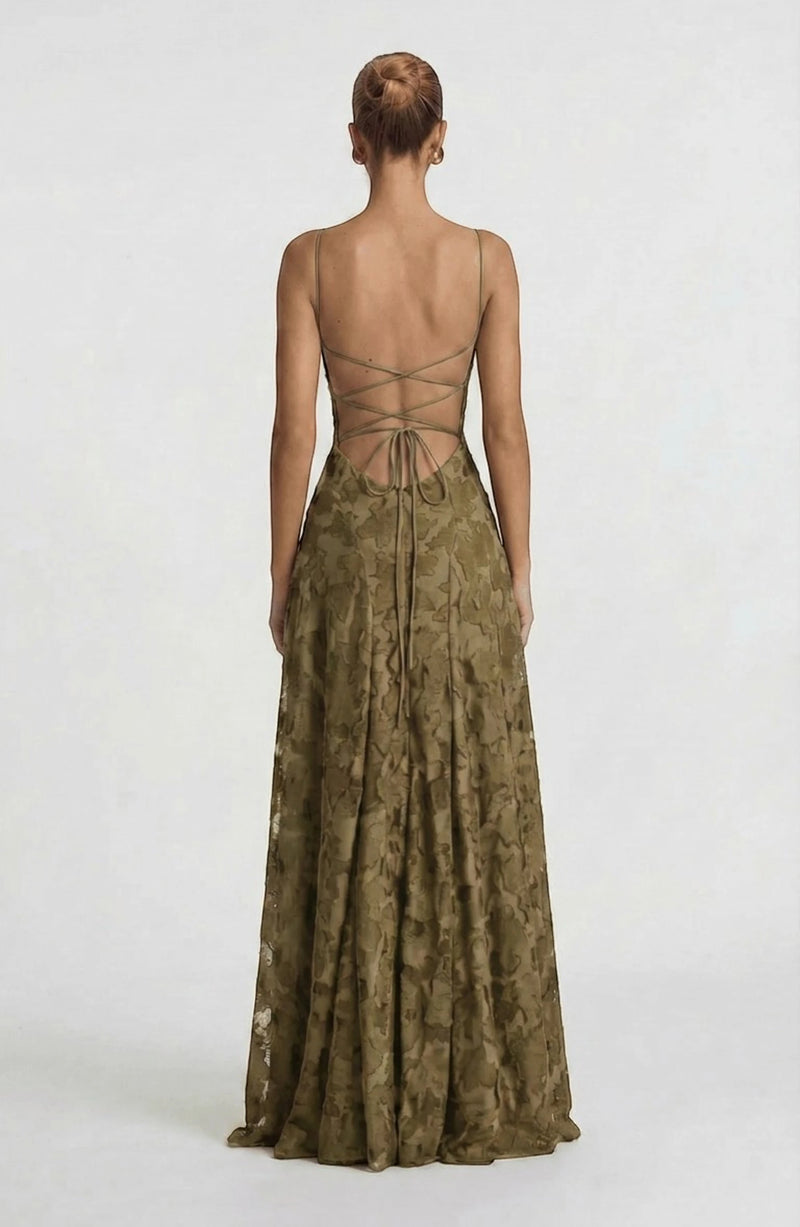 LORVENES sexy flowy bridal dress with lace details and a flowing train, perfect for a romantic wedding or special occasion.
