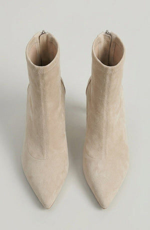 Elegant Stiletto Boot (600x920)