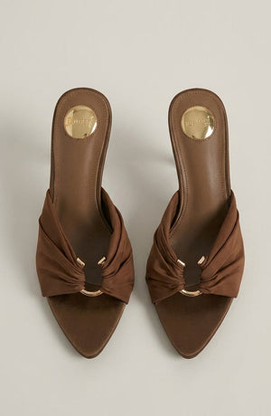 LORVENES pointed stiletto heels in black leather with sleek, narrow toe design and high slim heel. (600x920)