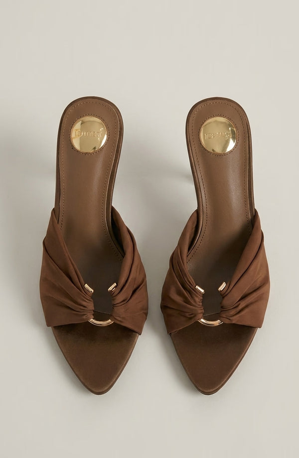 LORVENES pointed stiletto heels in black leather with sleek, narrow toe design and high slim heel. (600x920)