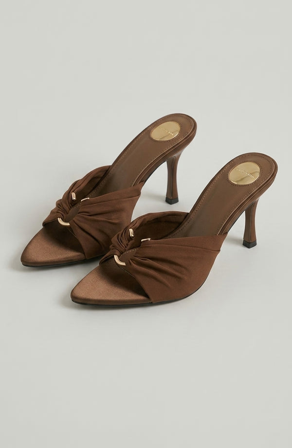 LORVENES pointed stiletto heels in black with sleek, narrow toe design and high slender heel on a neutral background. (600x920)