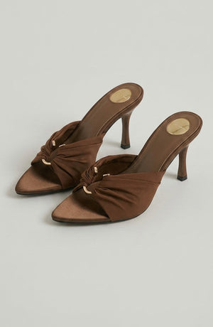 LORVENES pointed stiletto heels in black with sleek, narrow toe design and high slender heel on a neutral background. (600x920)