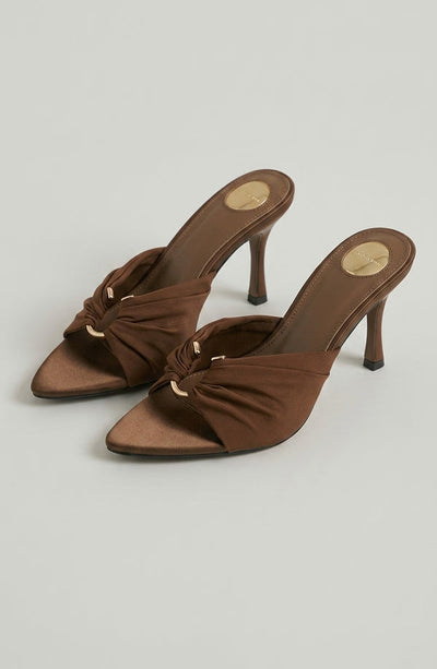 LORVENES pointed stiletto heels in black with sleek, narrow toe design and high slender heel on a neutral background. (600x920)