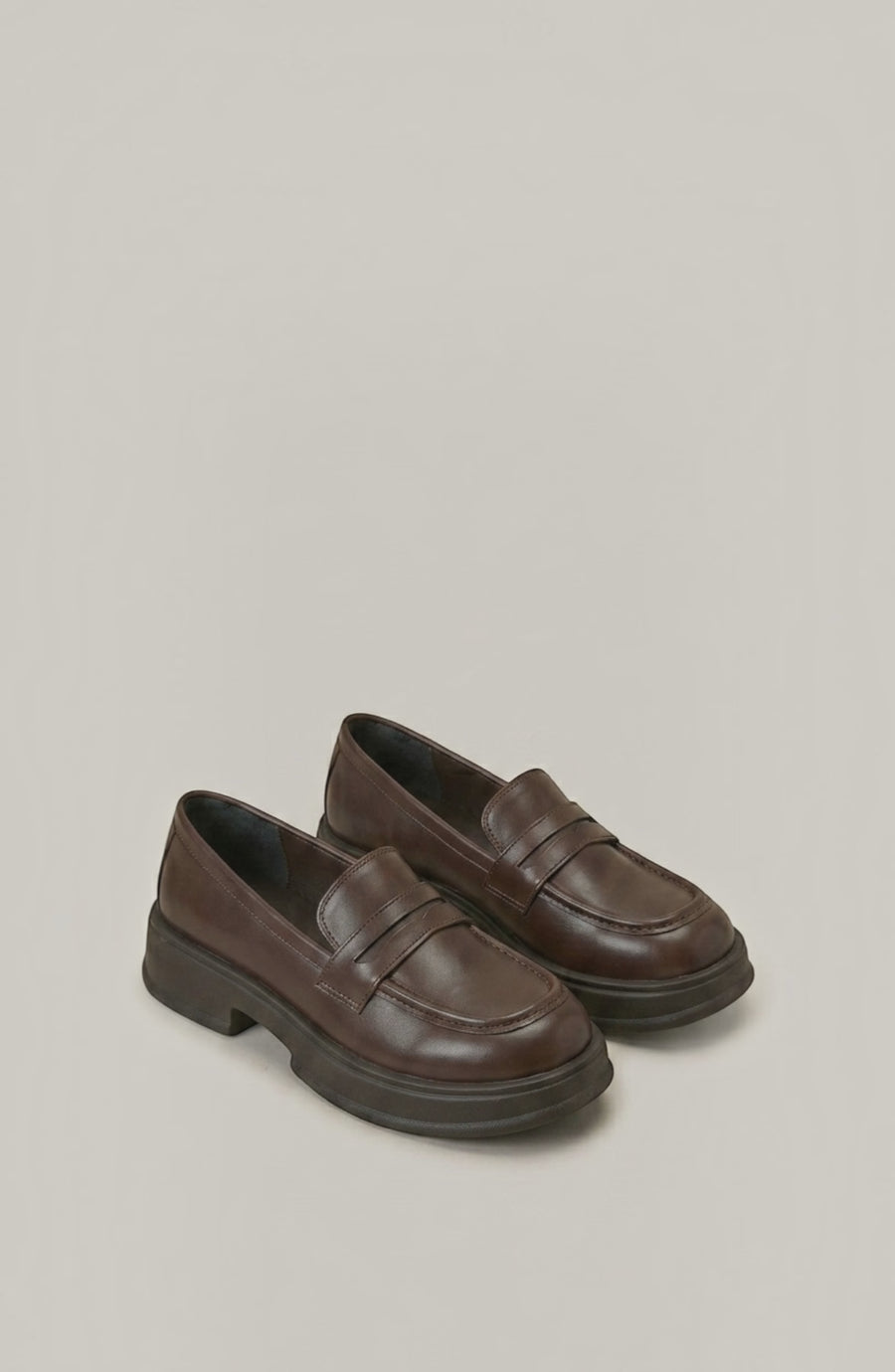 LORVENE Calm Curve Loafers in black leather with sleek design, featuring a rounded toe and low heel for a stylish, comfortable fit.