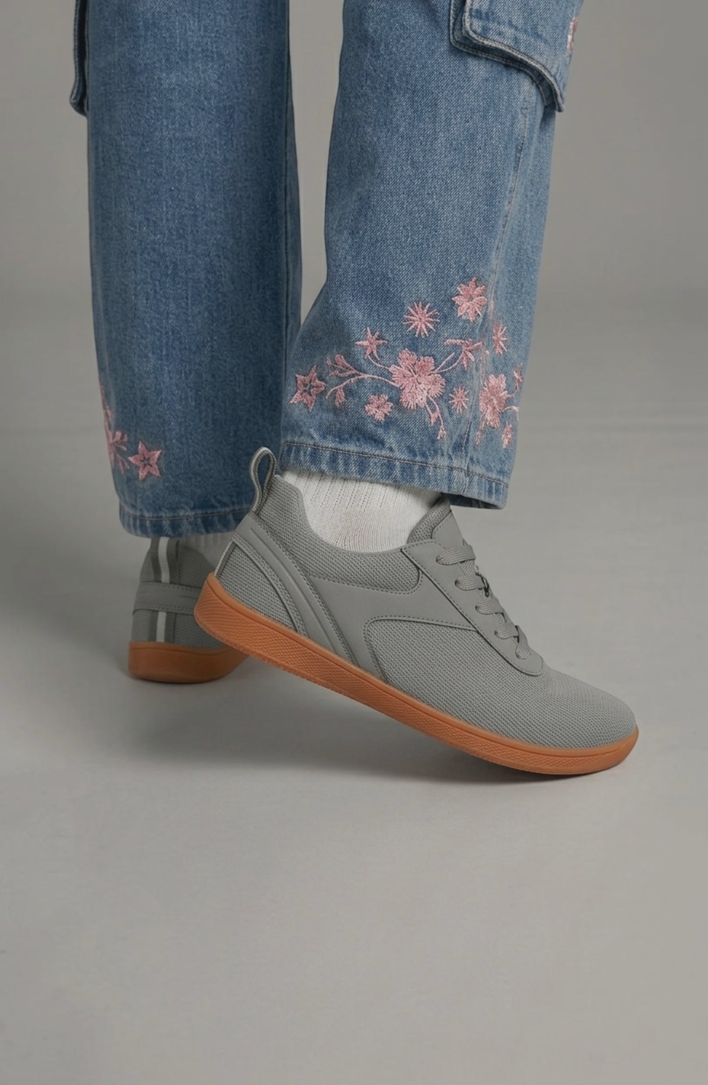 LORVENE Glide Flare Sneakers in white with sporty design, featuring a sleek silhouette and lace-up closure, front view.