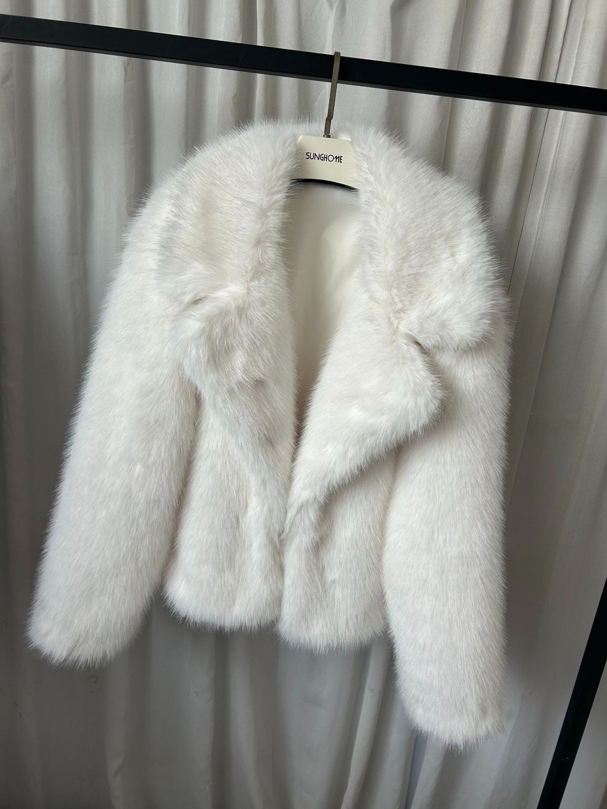 LORVENES women's thickened fox fur winter coat with faux fur overcoat and suit collar, warm and luxurious for cold weather.