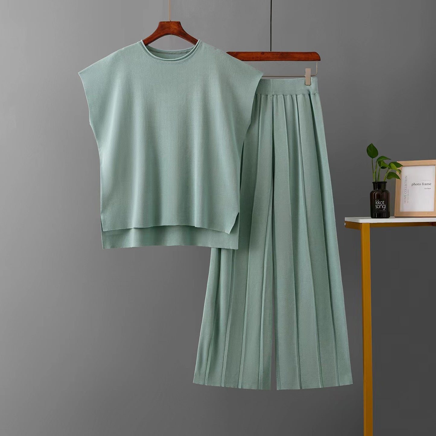 Koreanischer schicker Temperament-Pullover mit Rundhalsausschnitt und weiten Fledermausärmeln + Freizeithose mit hoher Taille und weitem Bein im Anzug