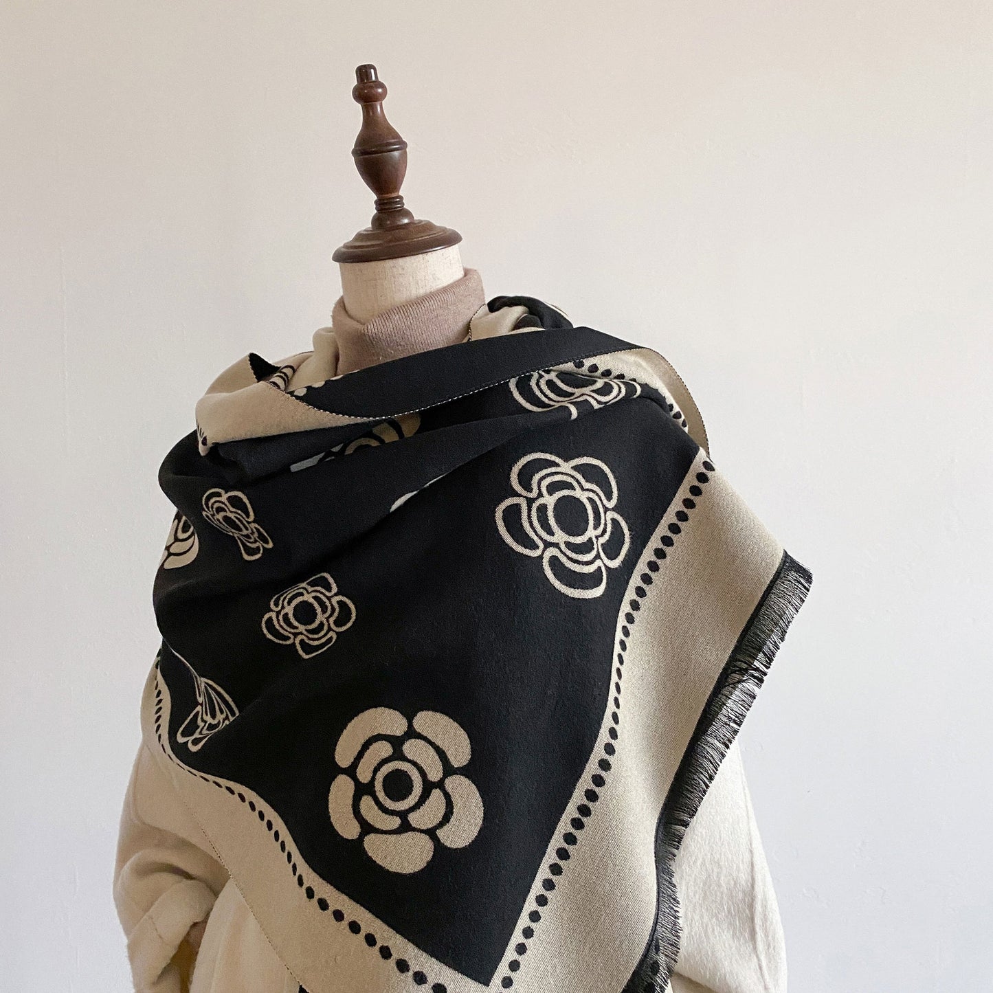 LORVENES Bee Jacquard Cashmere Touch Shawl