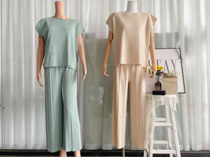 Koreanischer schicker Temperament-Pullover mit Rundhalsausschnitt und weiten Fledermausärmeln + Freizeithose mit hoher Taille und weitem Bein im Anzug