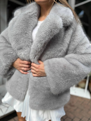 LORVENES women's thick faux fur coat with suit collar, winter overcoat, featuring plush fox fur for warmth and style.