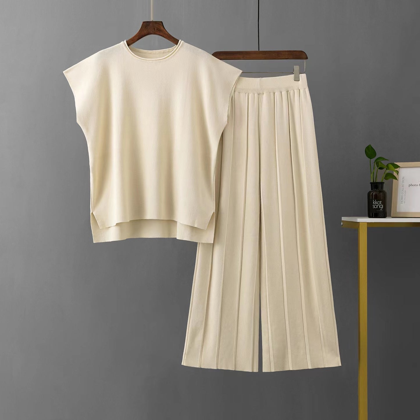 Koreanischer schicker Temperament-Pullover mit Rundhalsausschnitt und weiten Fledermausärmeln + Freizeithose mit hoher Taille und weitem Bein im Anzug
