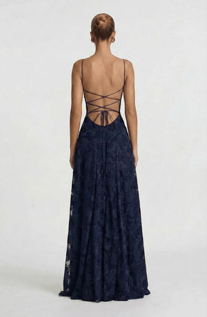 LORVENES sexy flowy bridal dress with delicate lace details and a flowing skirt, perfect for a romantic wedding look.