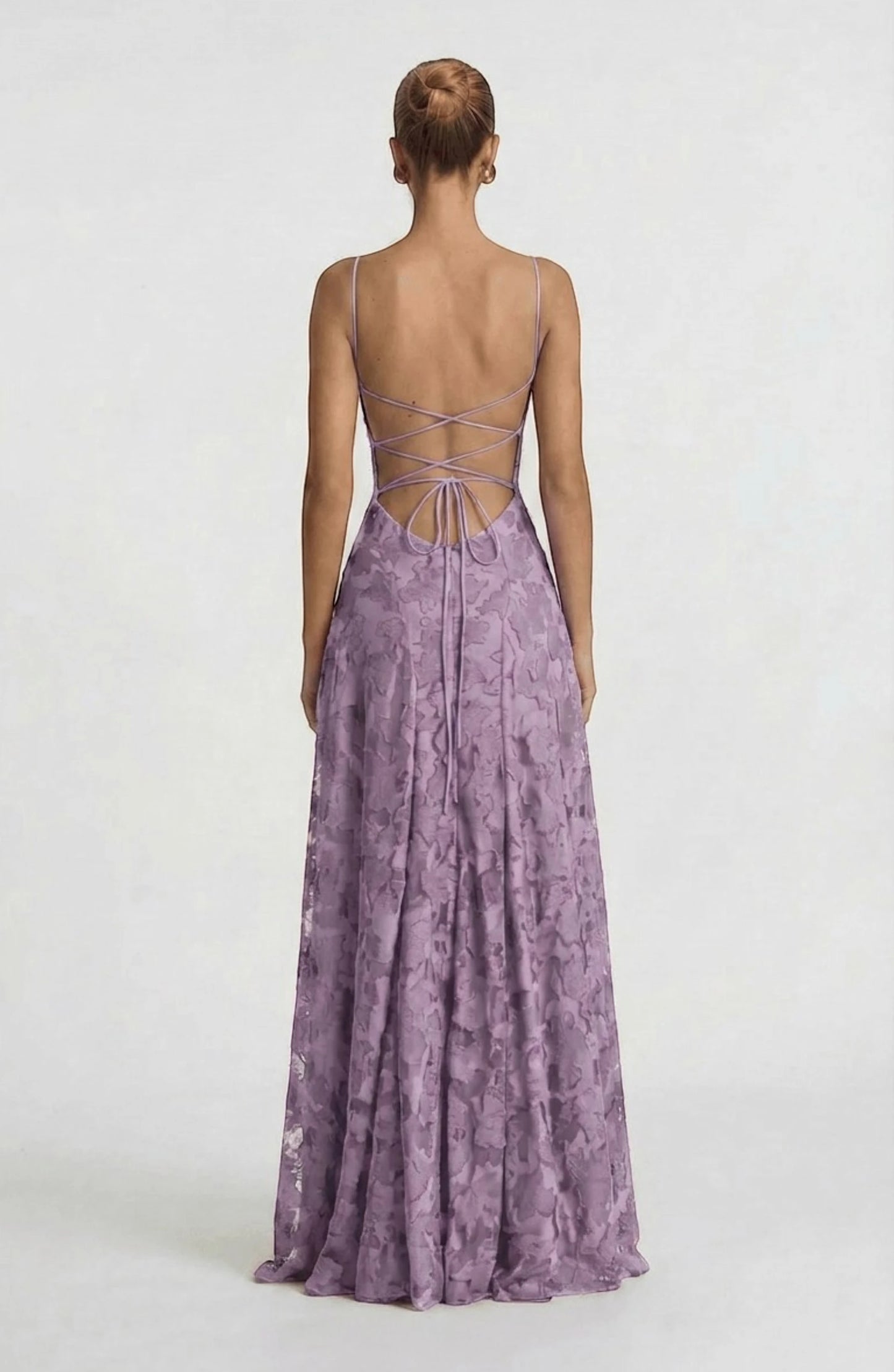 LORVENES sexy flowy bridal dress with delicate lace details and a flowing skirt, perfect for a romantic wedding look.