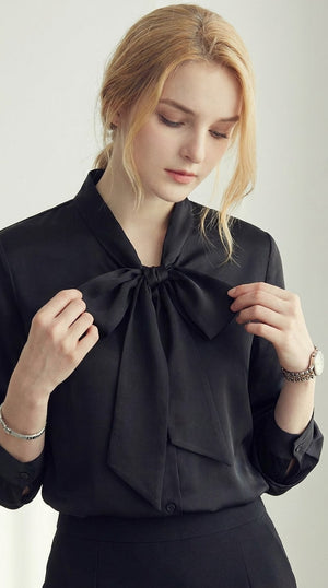 LORVENE double pocket shirt with button-down front in lightweight fabric, shown from the bottom right angle.