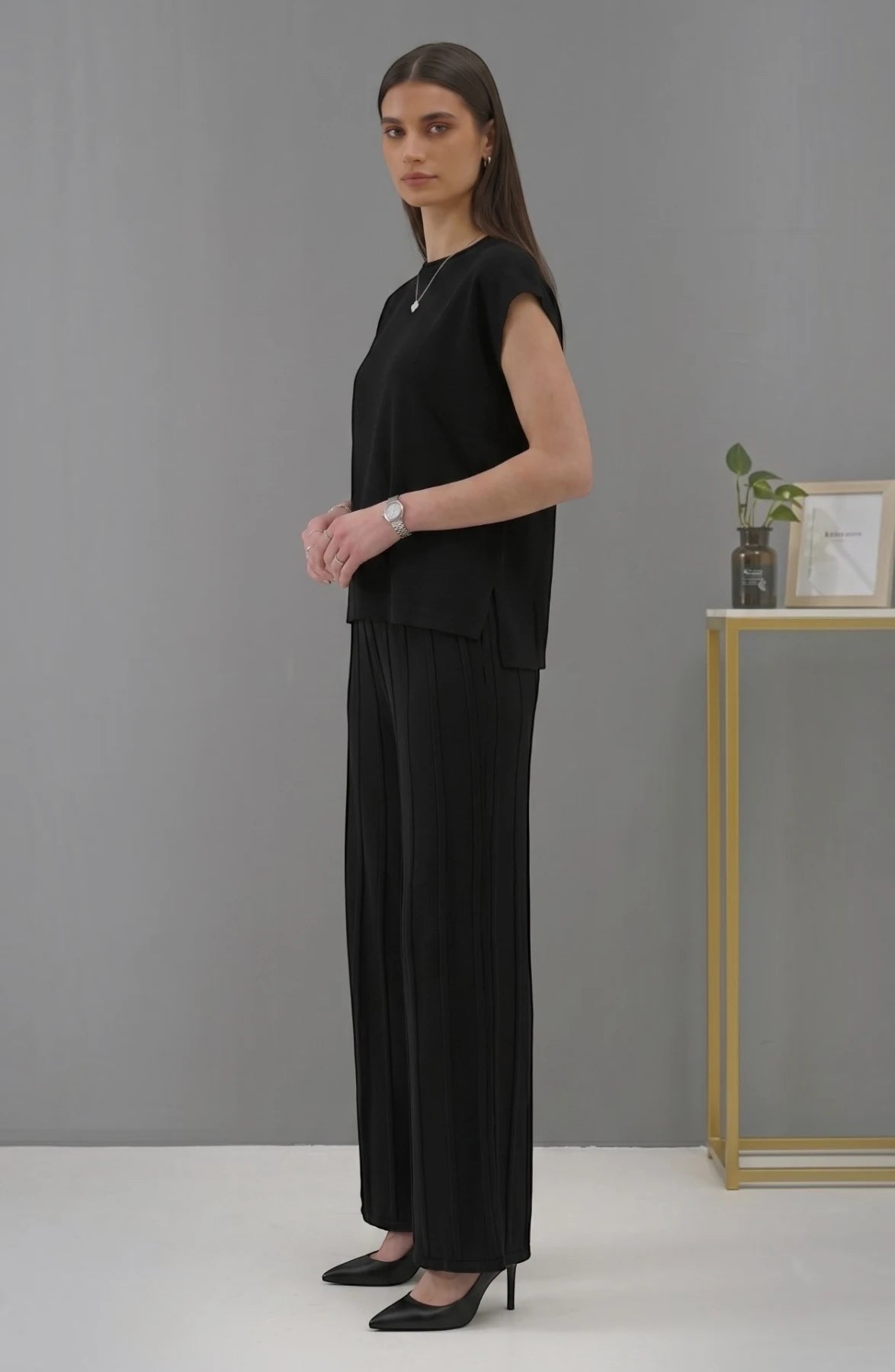 Koreanischer schicker Temperament-Pullover mit Rundhalsausschnitt und weiten Fledermausärmeln + Freizeithose mit hoher Taille und weitem Bein im Anzug