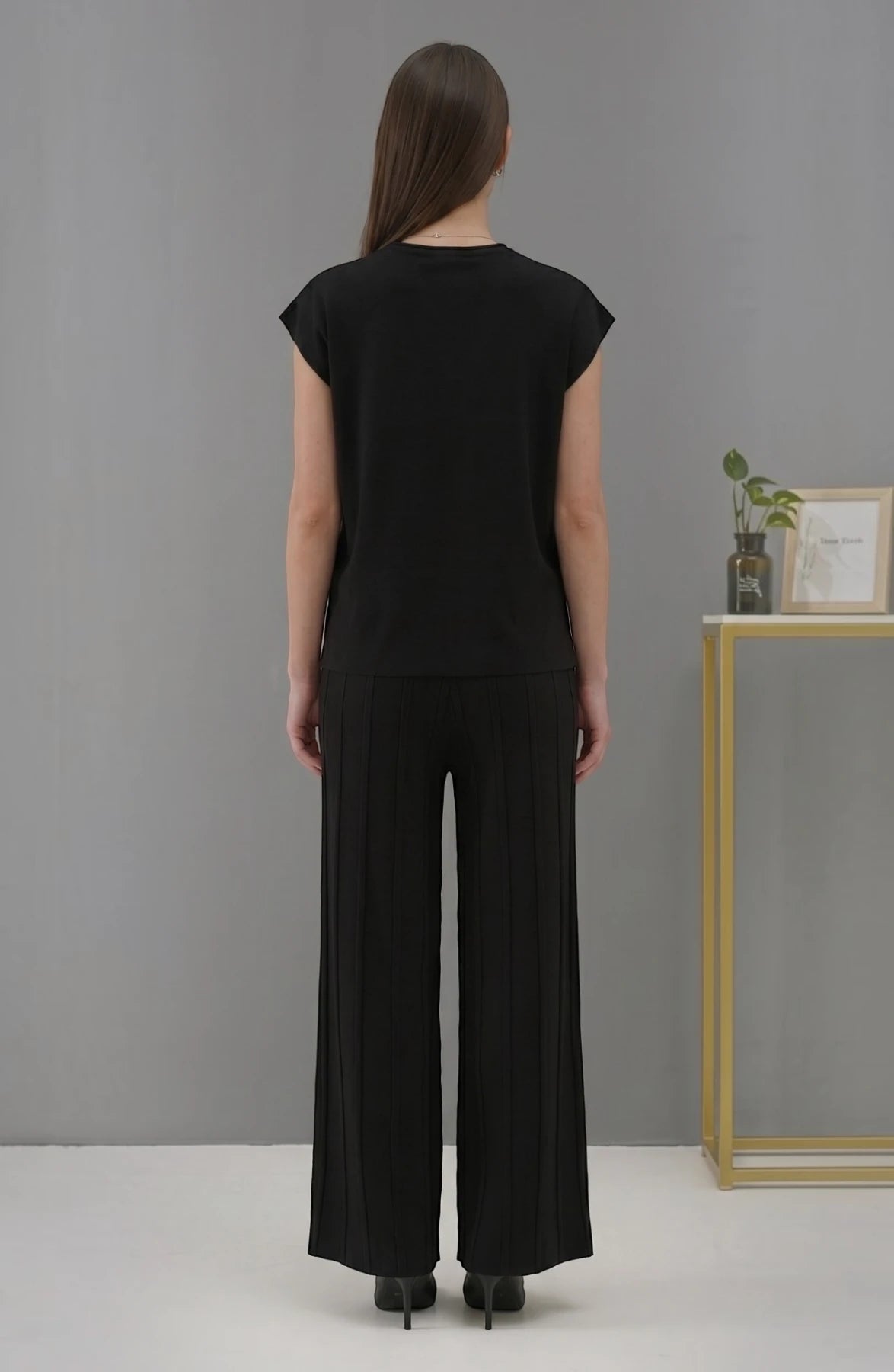 Koreanischer schicker Temperament-Pullover mit Rundhalsausschnitt und weiten Fledermausärmeln + Freizeithose mit hoher Taille und weitem Bein im Anzug