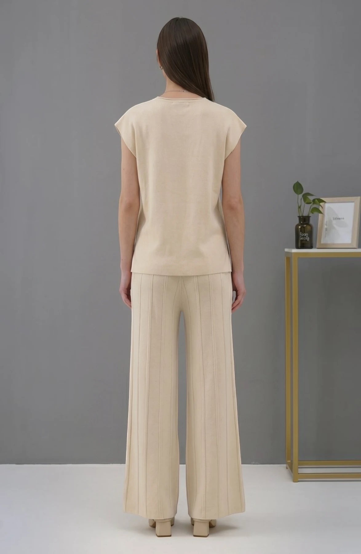 Koreanischer schicker Temperament-Pullover mit Rundhalsausschnitt und weiten Fledermausärmeln + Freizeithose mit hoher Taille und weitem Bein im Anzug