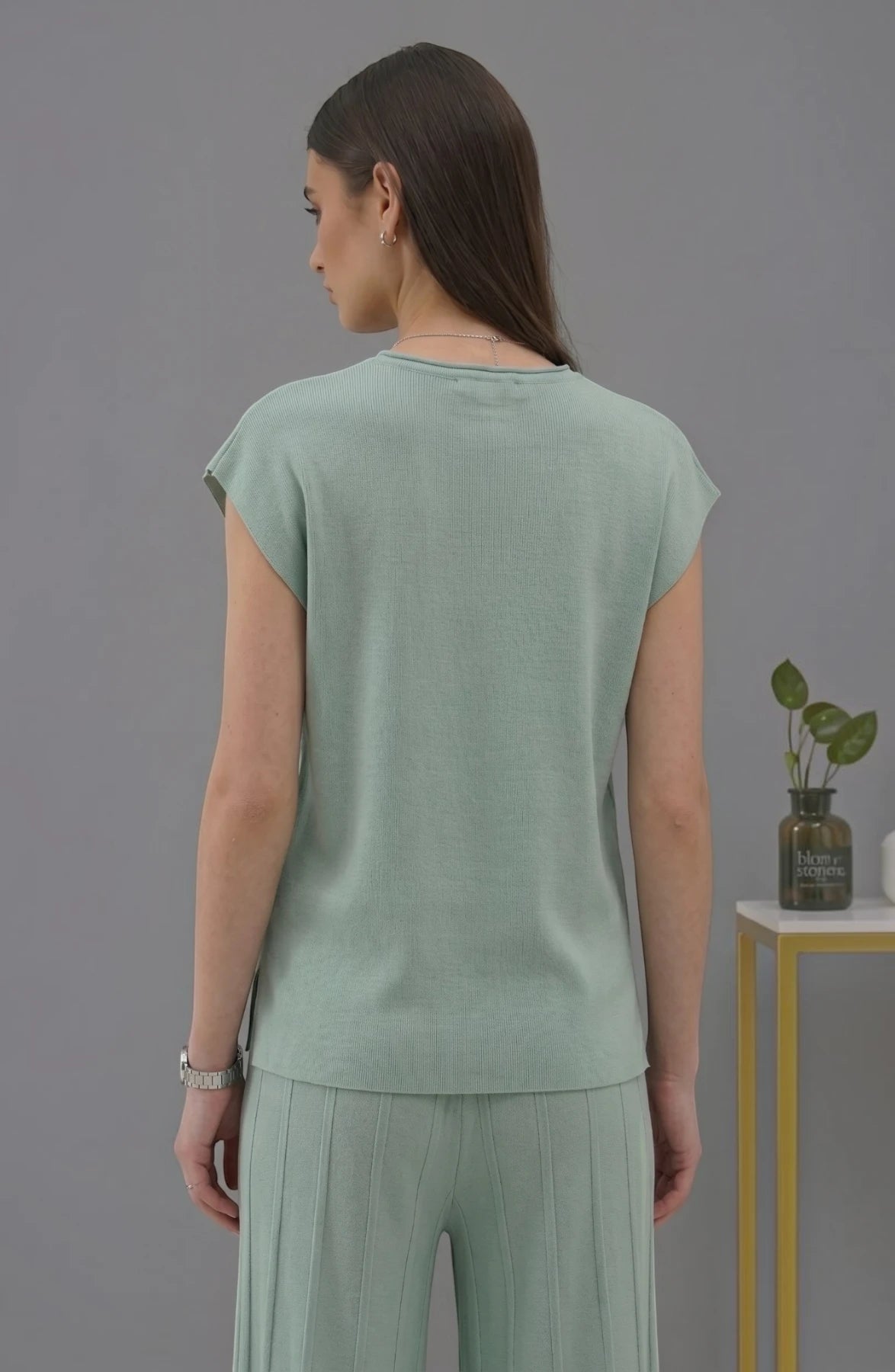 Koreanischer schicker Temperament-Pullover mit Rundhalsausschnitt und weiten Fledermausärmeln + Freizeithose mit hoher Taille und weitem Bein im Anzug