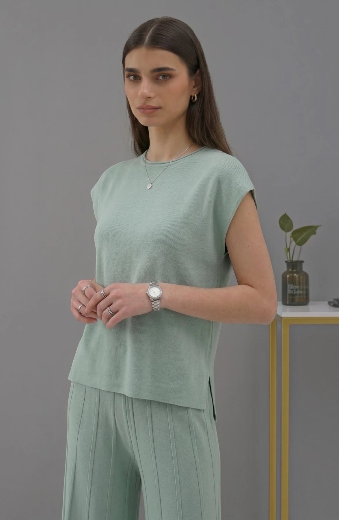 Koreanischer schicker Temperament-Pullover mit Rundhalsausschnitt und weiten Fledermausärmeln + Freizeithose mit hoher Taille und weitem Bein im Anzug