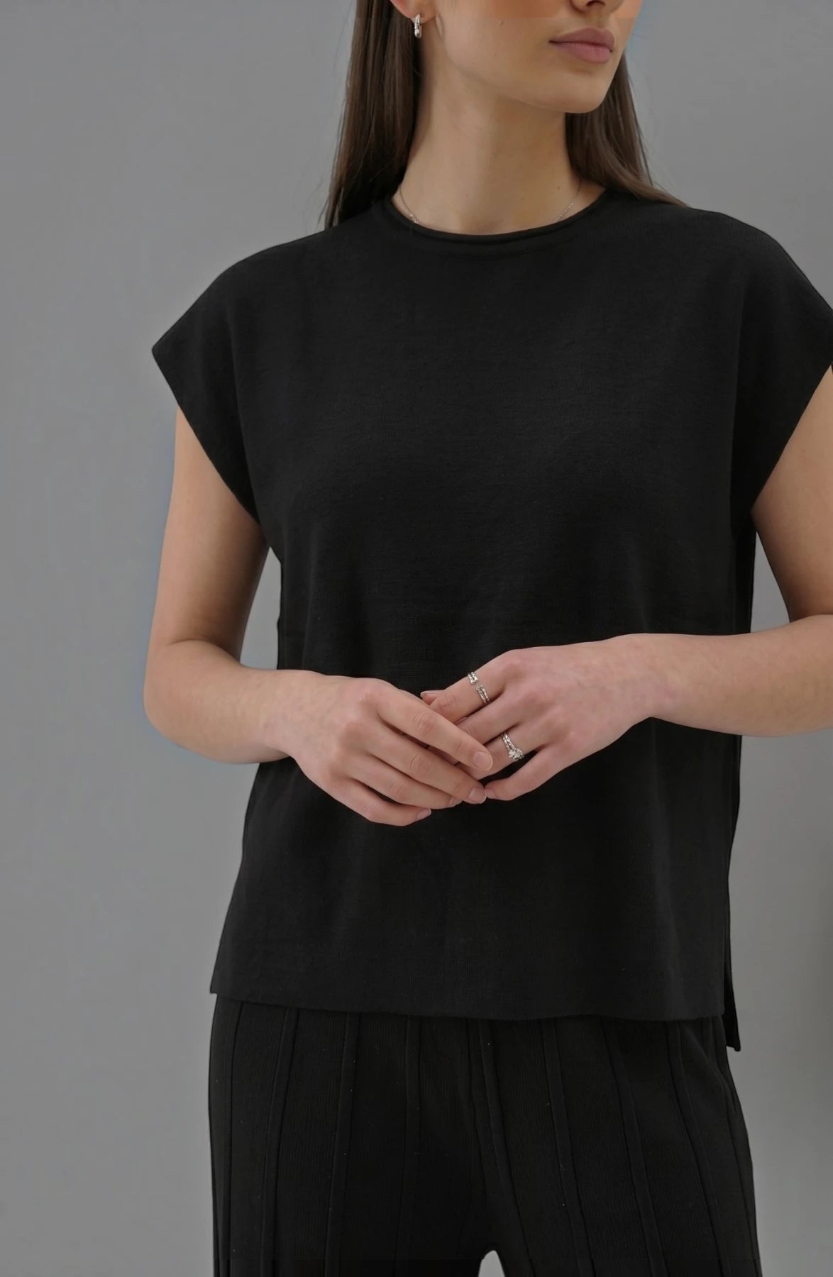 Koreanischer schicker Temperament-Pullover mit Rundhalsausschnitt und weiten Fledermausärmeln + Freizeithose mit hoher Taille und weitem Bein im Anzug