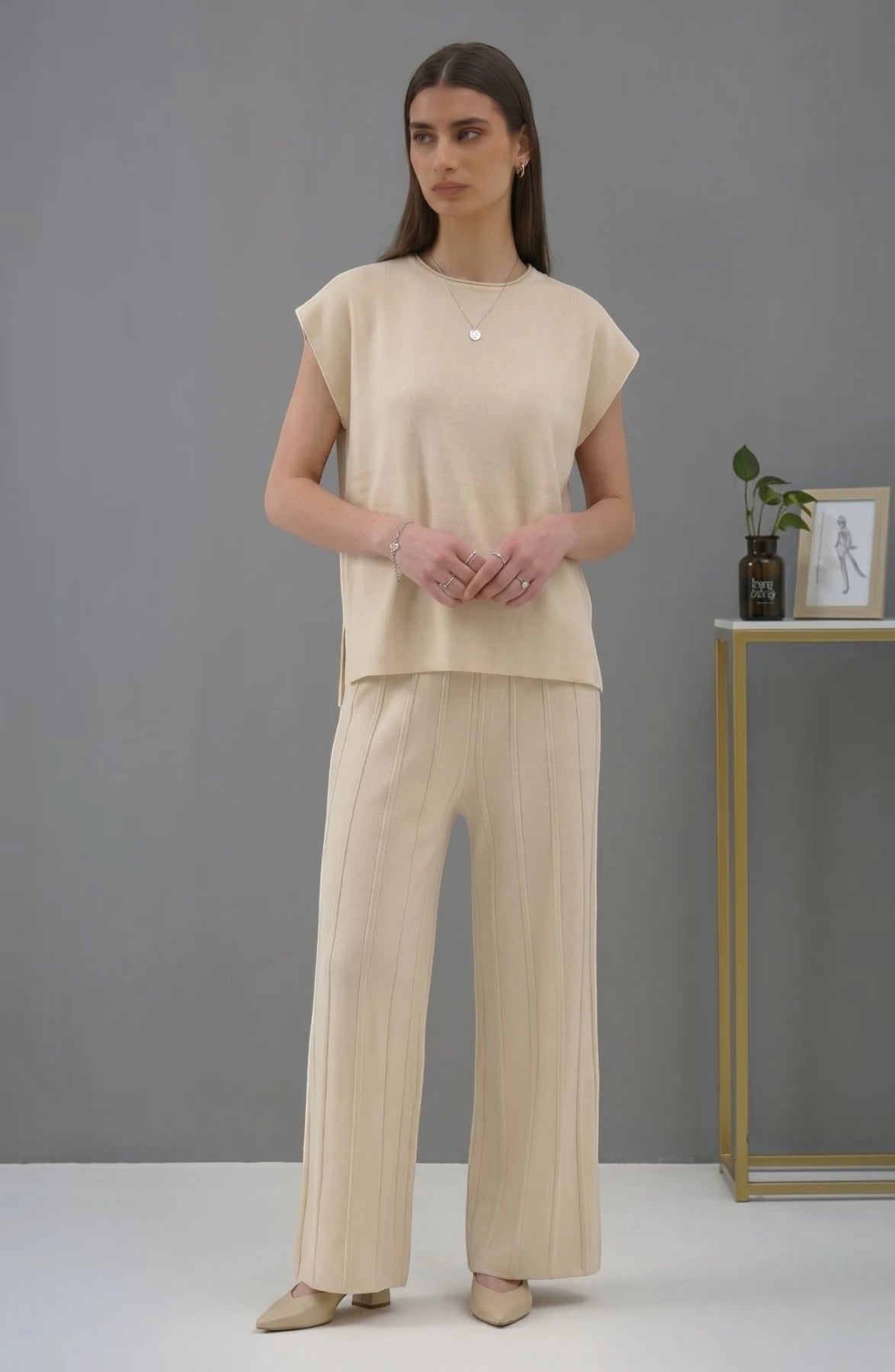 Koreanischer schicker Temperament-Pullover mit Rundhalsausschnitt und weiten Fledermausärmeln + Freizeithose mit hoher Taille und weitem Bein im Anzug
