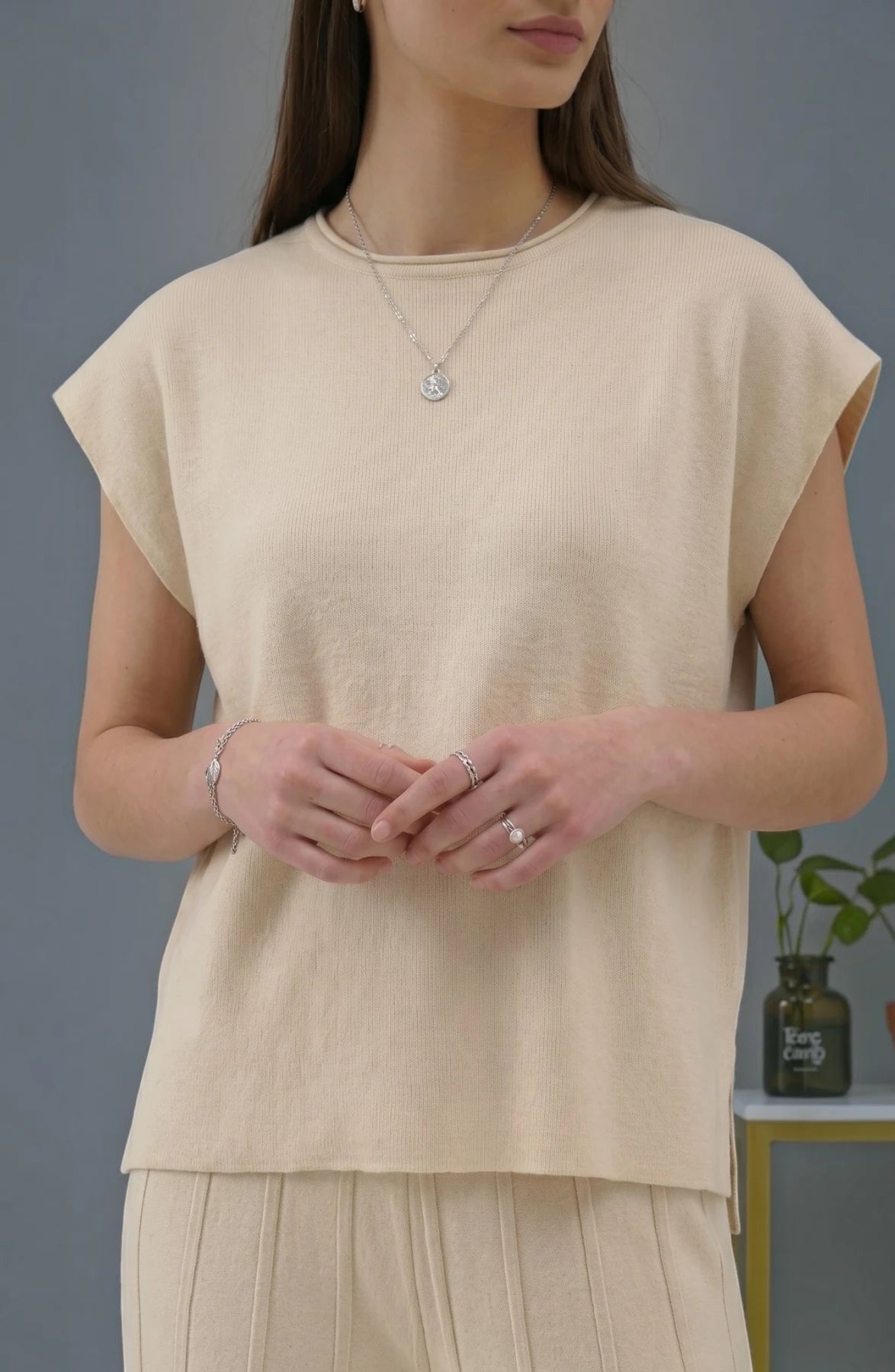 Koreanischer schicker Temperament-Pullover mit Rundhalsausschnitt und weiten Fledermausärmeln + Freizeithose mit hoher Taille und weitem Bein im Anzug