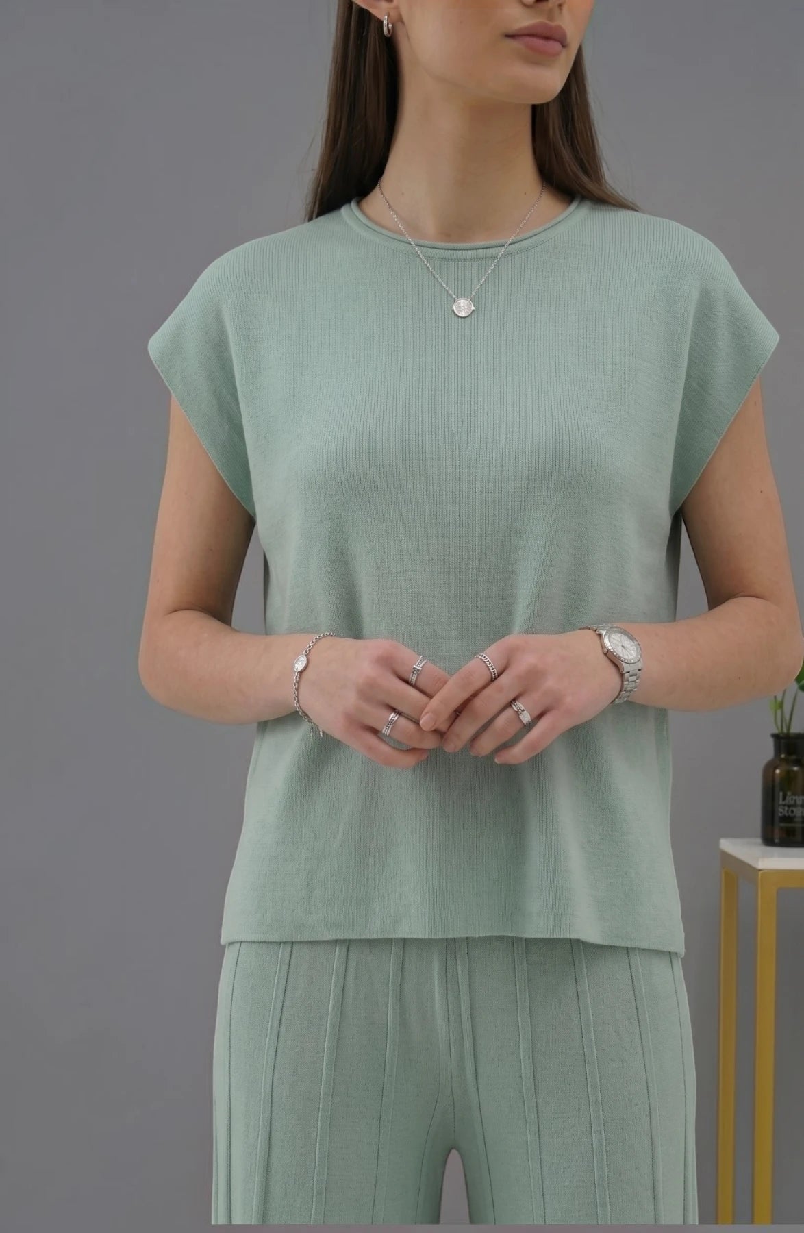Koreanischer schicker Temperament-Pullover mit Rundhalsausschnitt und weiten Fledermausärmeln + Freizeithose mit hoher Taille und weitem Bein im Anzug