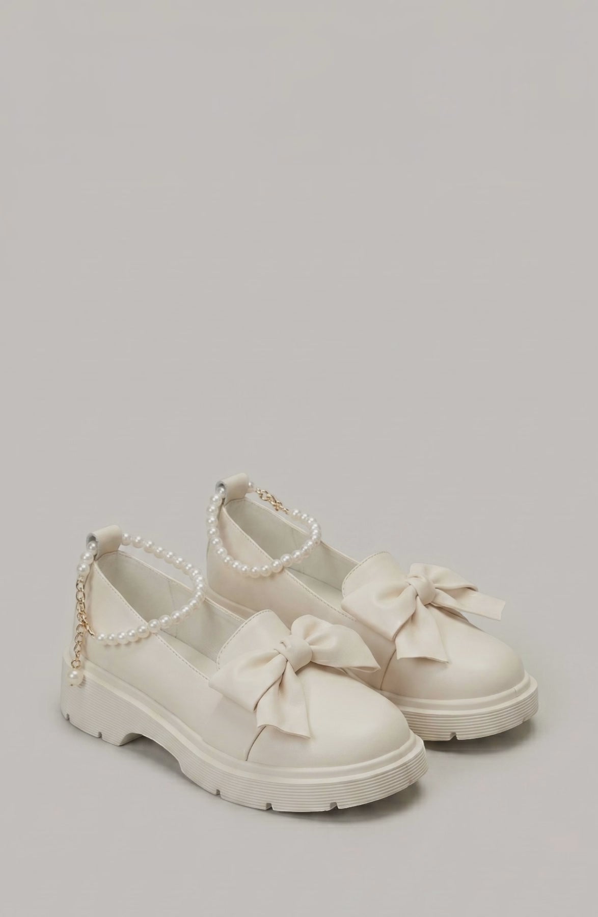 LORVENE Calm Motion loafers in black leather with sleek design and stitching detail, displayed on a white background.