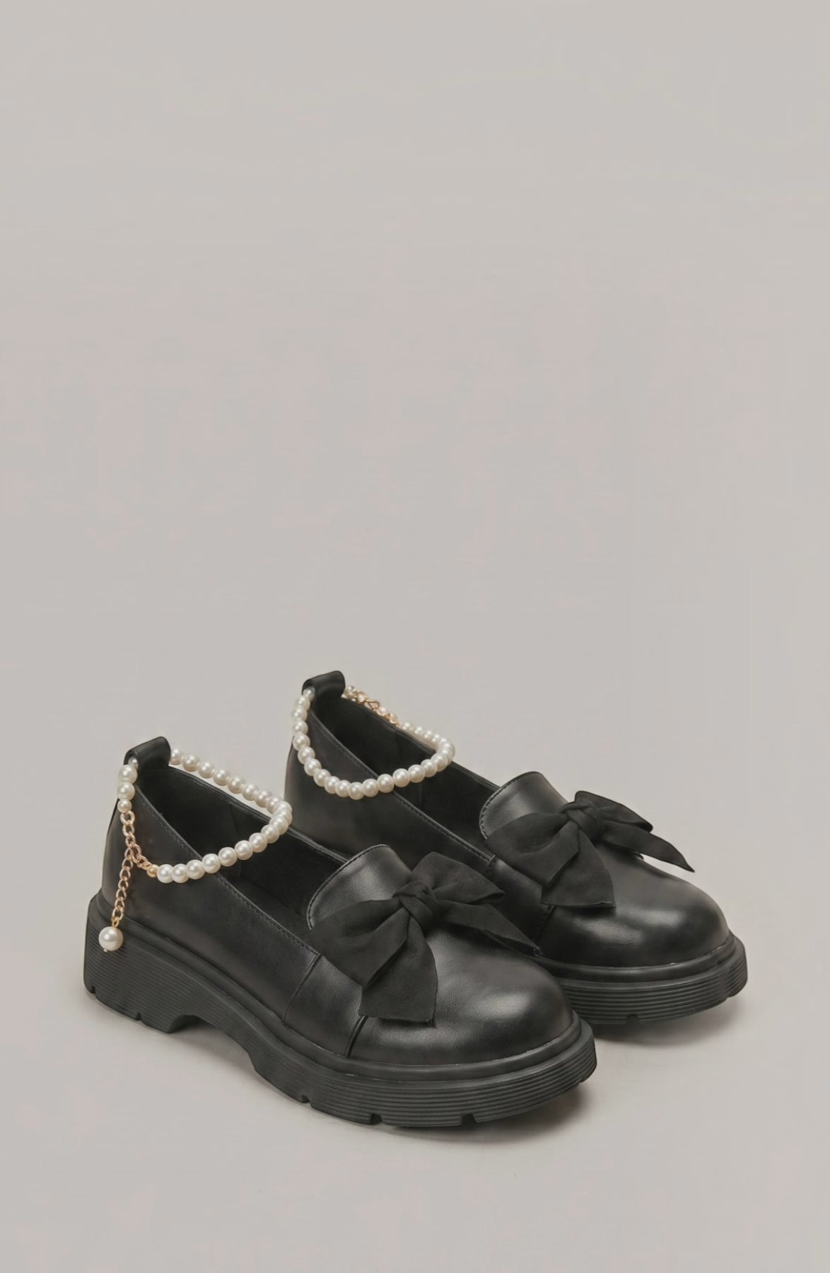 LORVENE Calm Motion loafers in black leather with sleek design and rounded toe, shown from a side angle.