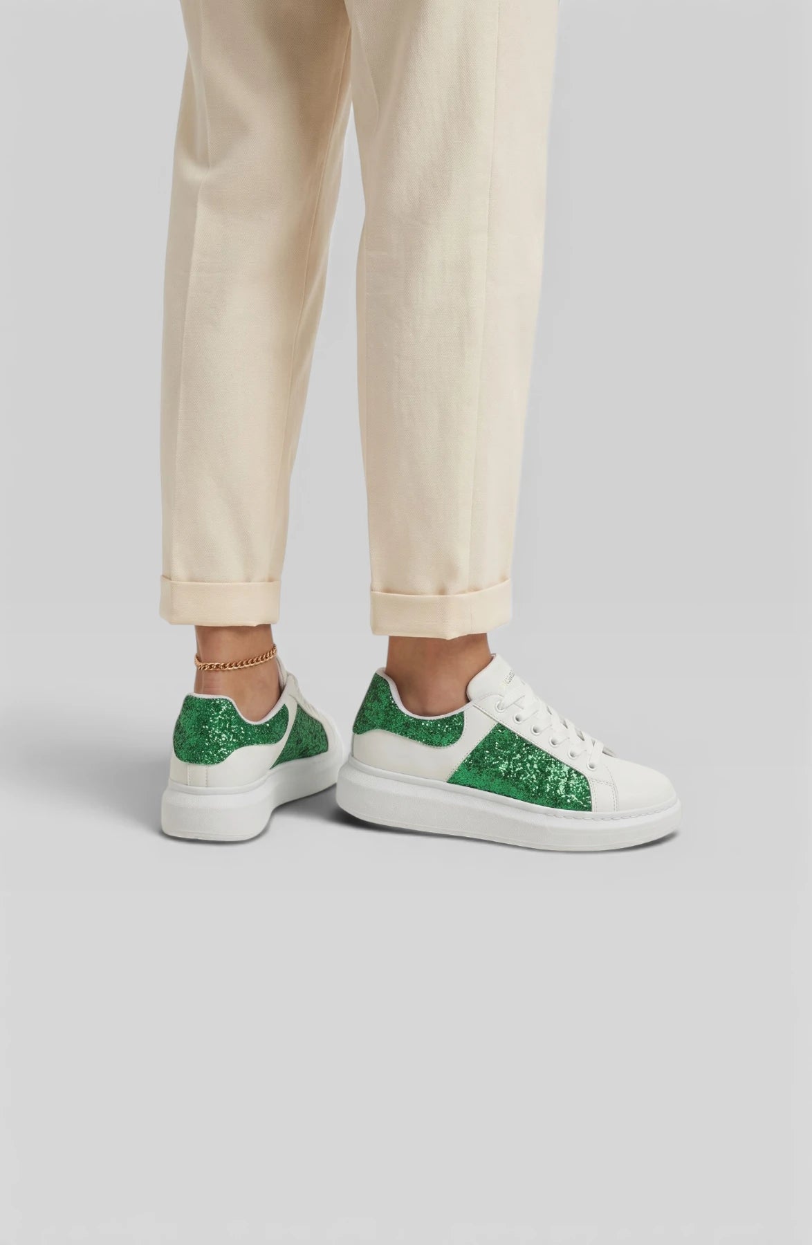 LORVENES Classic White Sneakers with clean design, white laces, and rubber soles, perfect for casual wear.