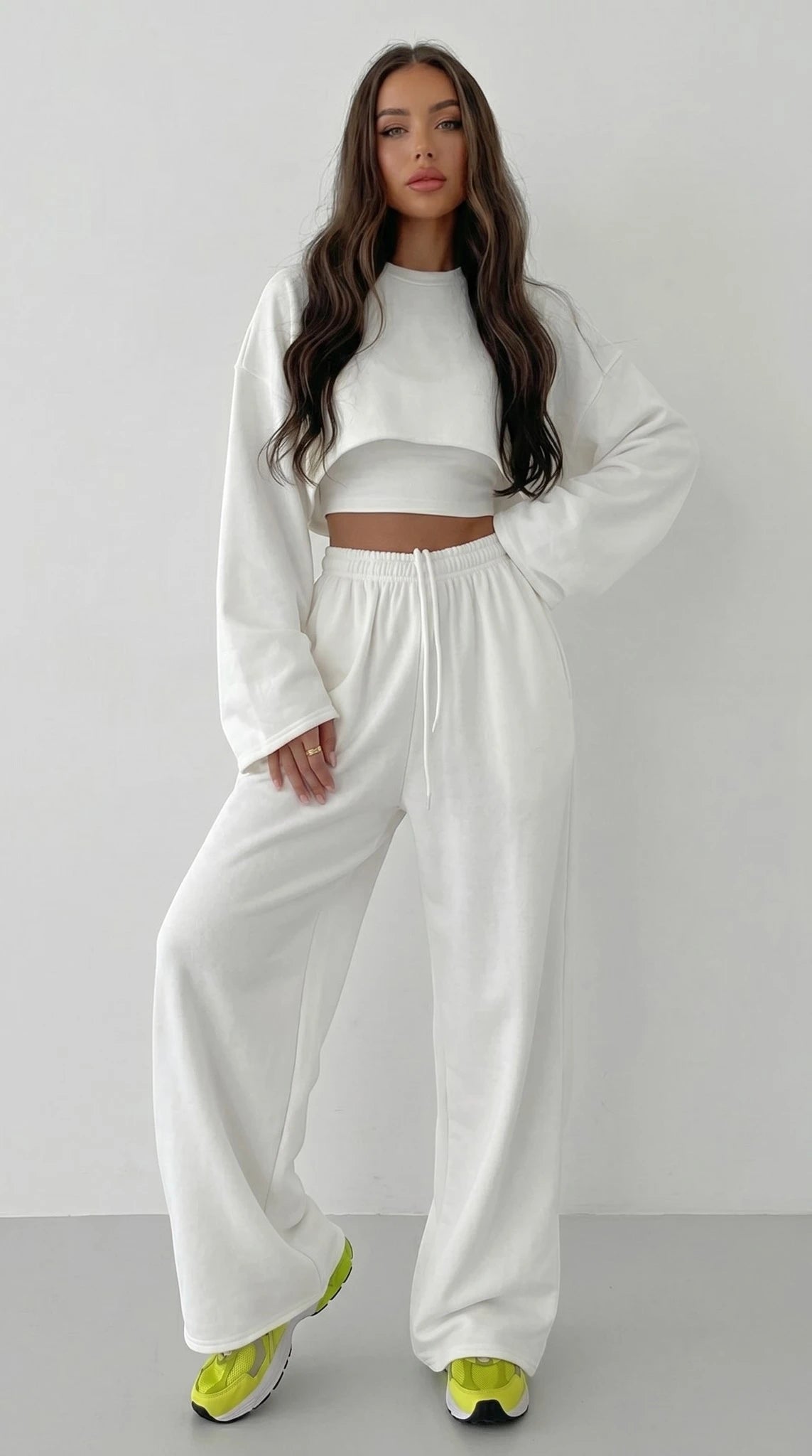 Lässiger Sweater-Anzug für Damen 2023 Mode Pullover Langarm Nabel-Sweater + Trägerhose mit geradem weitem Bein, dreiteiliges Set