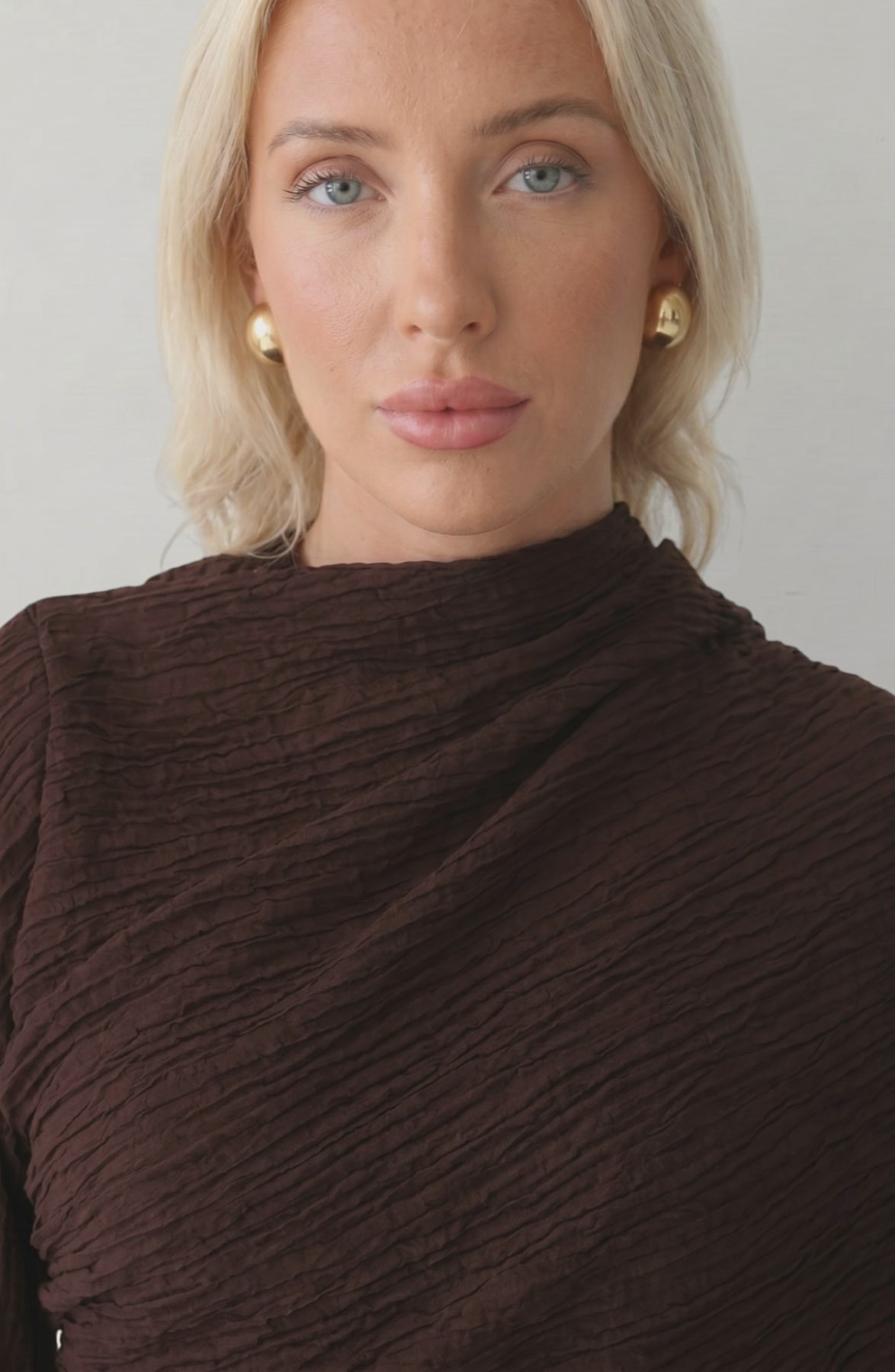 LORVENES 2025 Loriya solid color buttoned cardigan and pants two-piece set, shown from the bottom view, in a casual fashion pose.