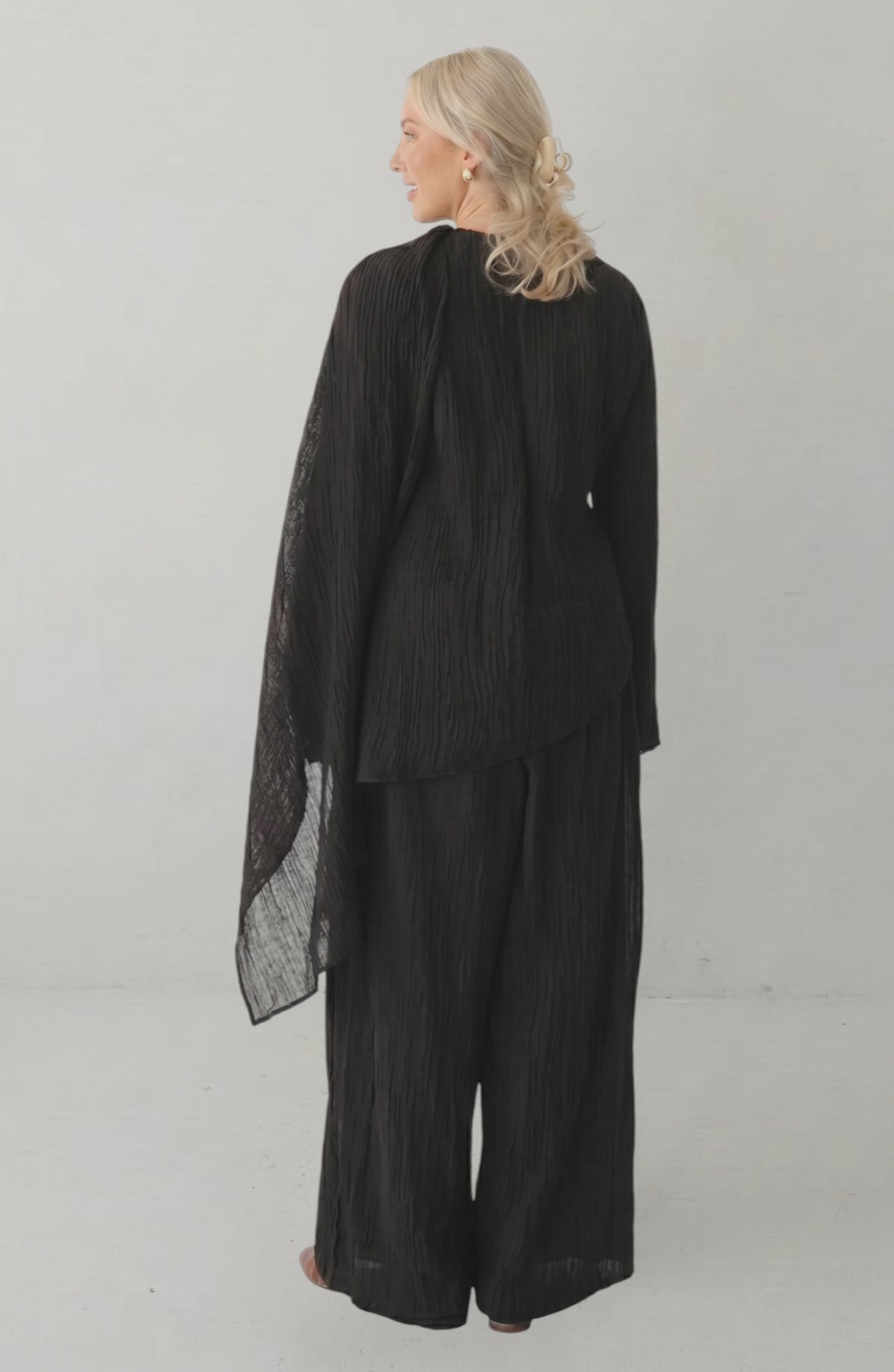LORVENES 2025 Loriya solid color cardigan and pants two-piece set, featuring button details and a relaxed fit.