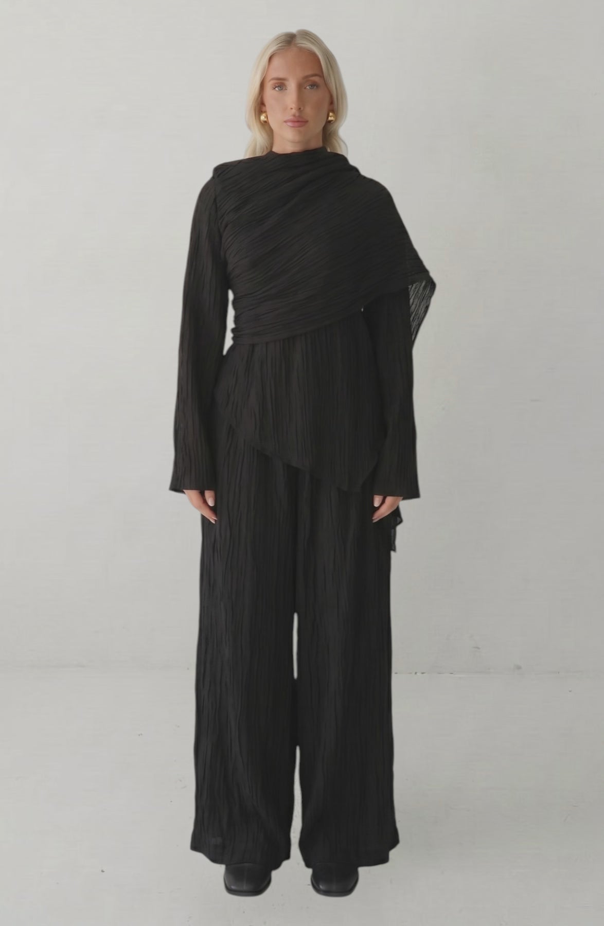 LORVENES Loriya 2025 solid color buttoned cardigan and pants two-piece set, front view showing the stylish, coordinated outfit.