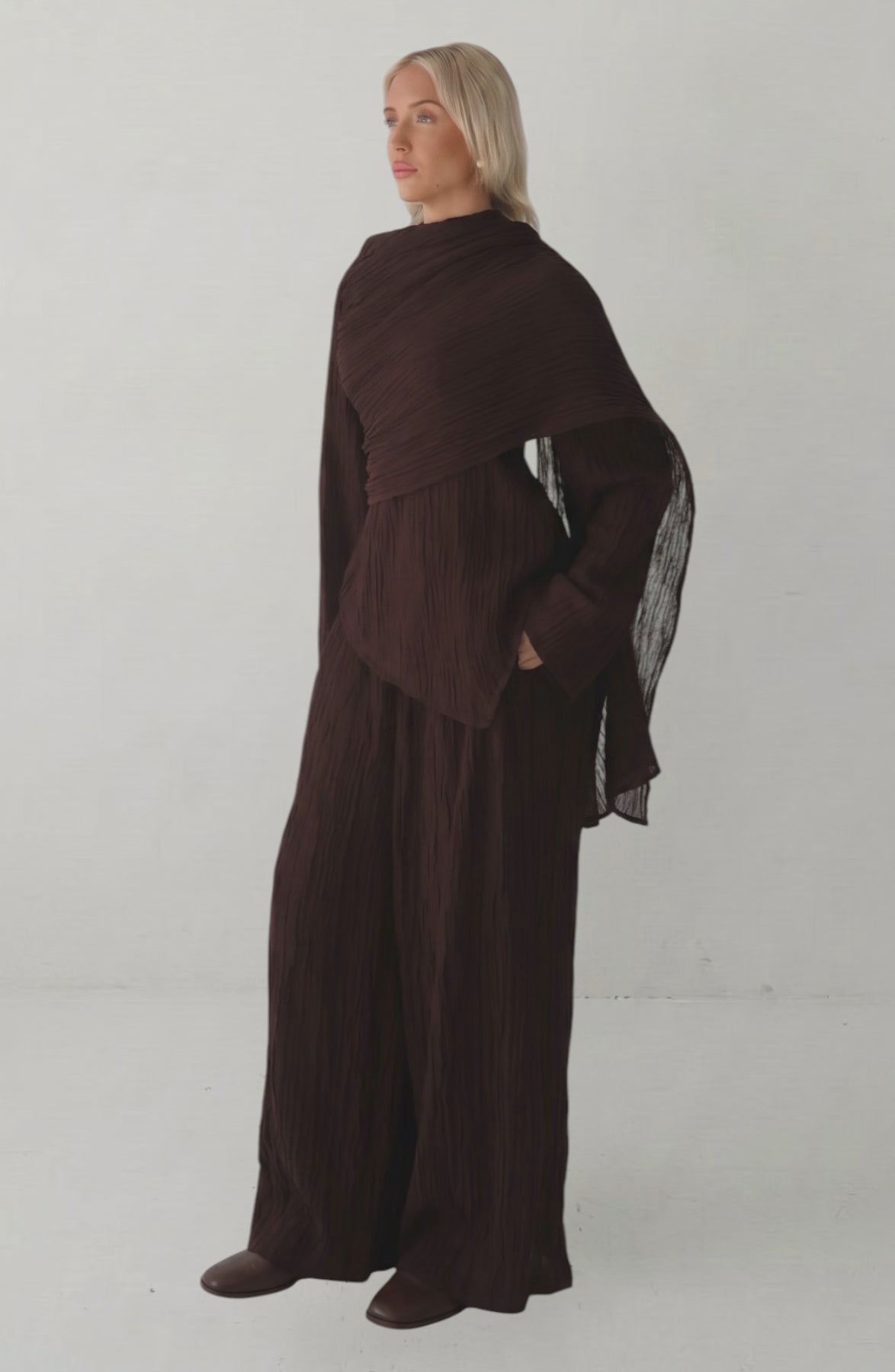 LORVENES Loriya 2025 solid color buttoned cardigan and pants two-piece set, full shot showing the stylish matching outfit.