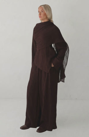 LORVENES Loriya 2025 solid color buttoned cardigan and pants two-piece set, full shot showing the stylish matching outfit.